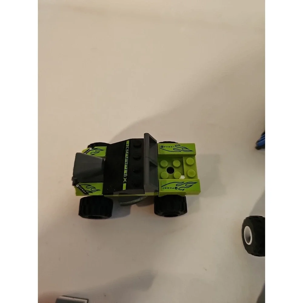 LEGO Racers 8192 Lime Racer Red Racer Motorcycles 2 Mini Figures Look At Picture